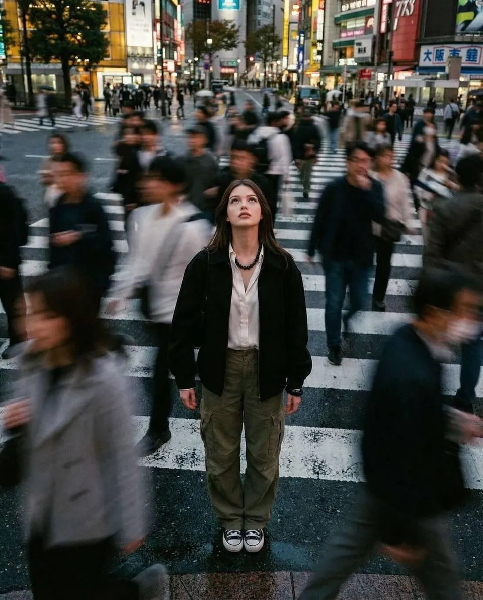 پرامپت عکاسی: Cinematic street photography capturing a…