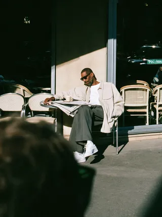 پرامپت عکاسی با میدجرنی: candid street photograph, Black man in his… - تصویر 2، ساخته‌شده با میدجرنی