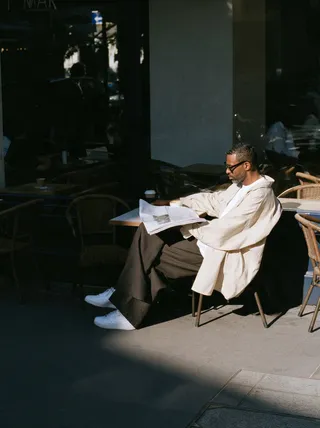 پرامپت عکاسی با میدجرنی: candid street photograph, Black man in his… - تصویر 3، ساخته‌شده با میدجرنی