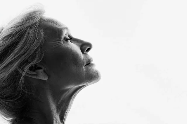 پرامپت پس‌زمینه: Fine art black and white portrait photography,… - تصویر 3