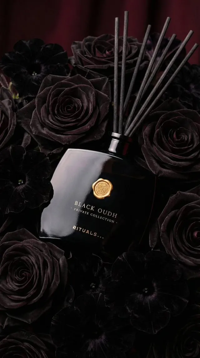 پرامپت محصول با نانو بنانا جمینای : Ultra-realistic luxury product photography of… - تصویر 4، ساخته‌شده با نانو بنانا جمینای