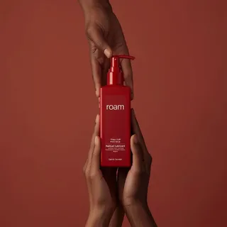 پرامپت محصول با نانو بنانا جمینای : Minimalist product photography of a matte red… - تصویر 2، ساخته‌شده با نانو بنانا جمینای