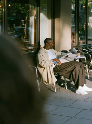 پرامپت عکاسی با میدجرنی: candid street photograph, Black man in his… - تصویر 4، ساخته‌شده با میدجرنی