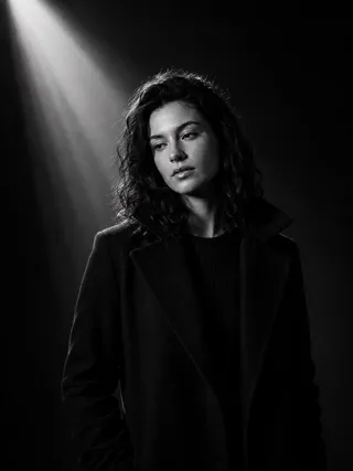 پرامپت عکاسی با چت جی پی تی GPT Image : Ultra-cinematic black-and-white portrait of a… - تصویر 2، ساخته‌شده با چت جی پی تی…