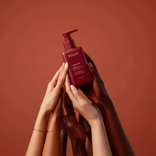 پرامپت محصول با نانو بنانا جمینای : Minimalist product photography of a matte red… - ساخته‌شده با نانو بنانا جمینای