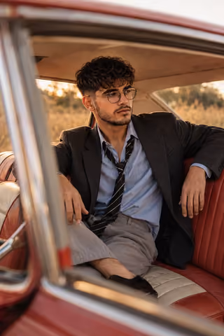 پرامپت عکاسی با نانو بنانا جمینای : A cinematic lifestyle portrait of a stylish… - ساخته‌شده با نانو بنانا جمینای