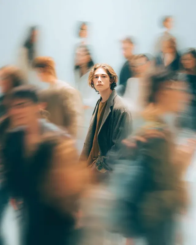 پرامپت عکاسی با نانو بنانا جمینای : Cinematic portrait of a young person standing… - تصویر 2، ساخته‌شده با نانو بنانا جمینای